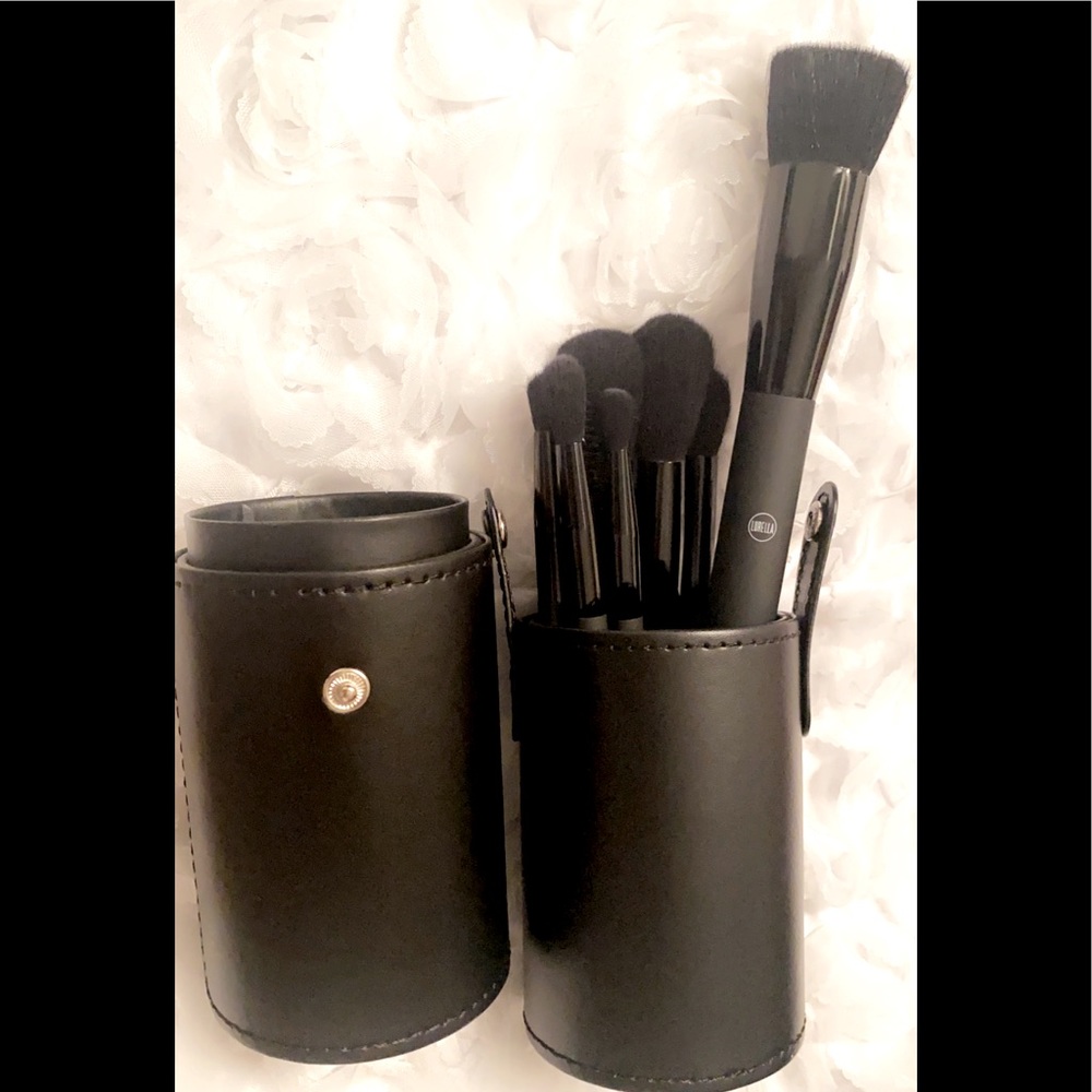 I’m selling makeup and brushes all brand new